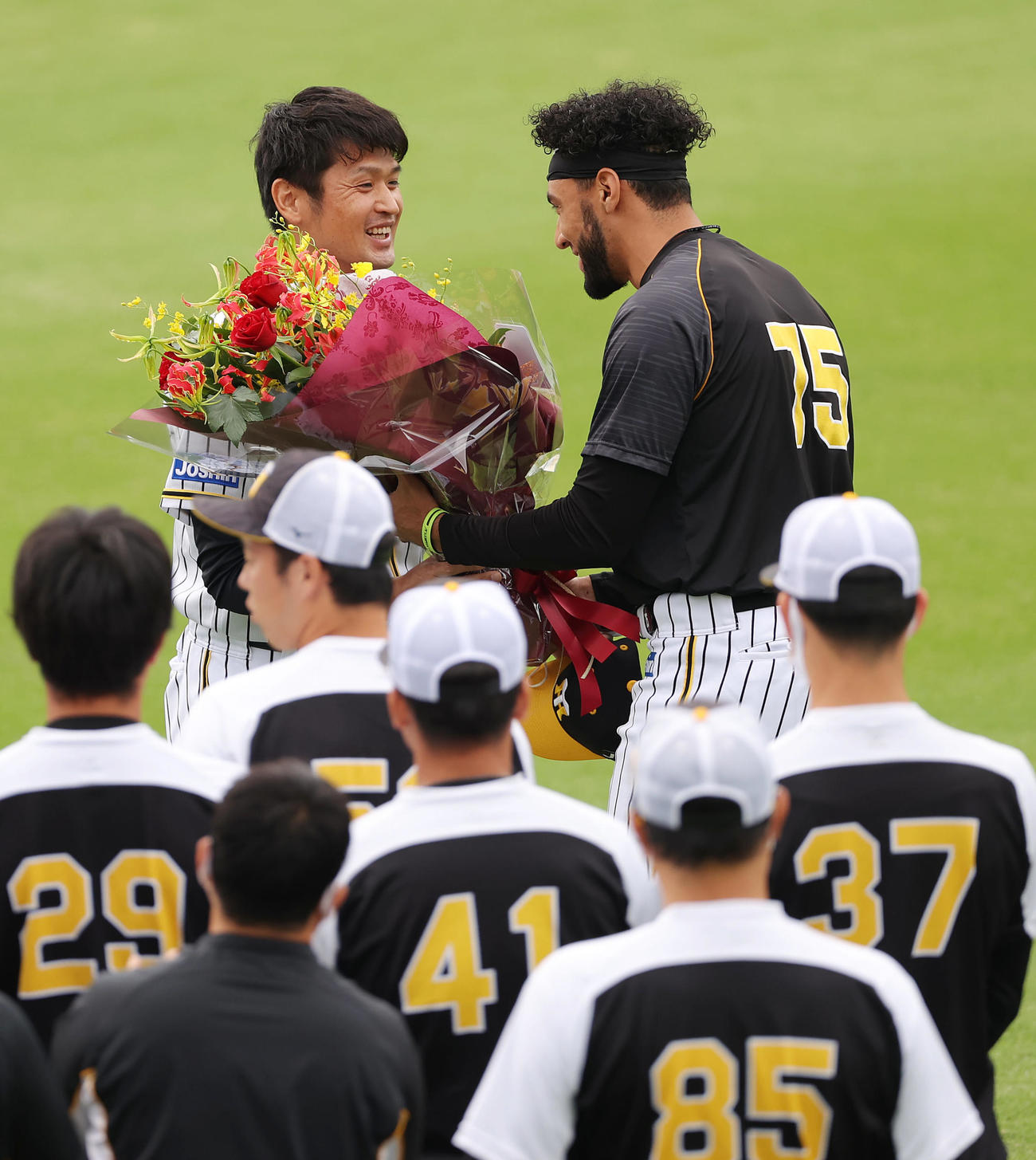 阪神対ヤクルト　阪神スアレス（右）から花束を受け取り笑顔を見せる中田（撮影・前田充）