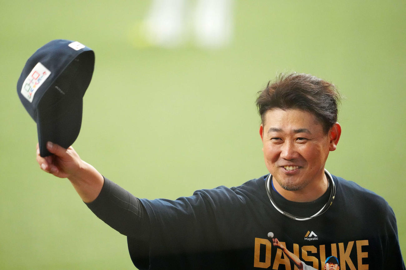 西武対日本ハム　試合前練習を終え、チームメートから拍手を送られ応える西武先発の松坂（撮影・江口和貴）