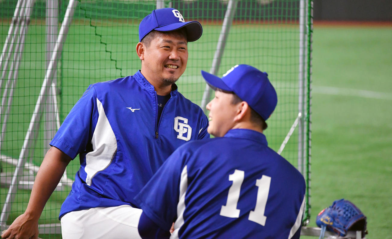 試合前の練習で中日小笠原（手前）と談笑する松坂（2018年7月29日撮影）