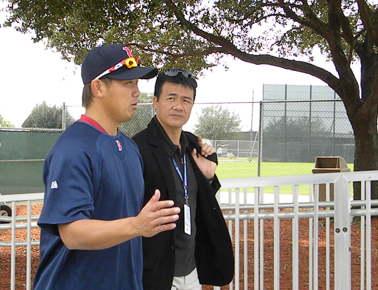 2010年2月　WBCで投手コーチを務めた与田剛氏と再会し、現在の調子を伝える松坂大輔