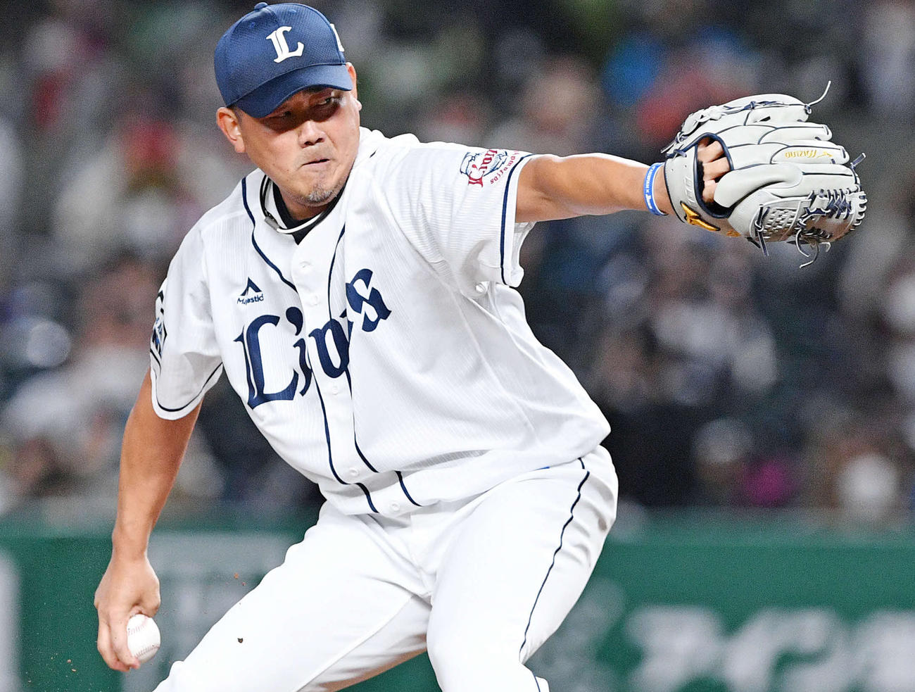西武対日本ハム　引き締まった表情で引退試合の初球を投じる西武松坂（撮影・滝沢徹郎）