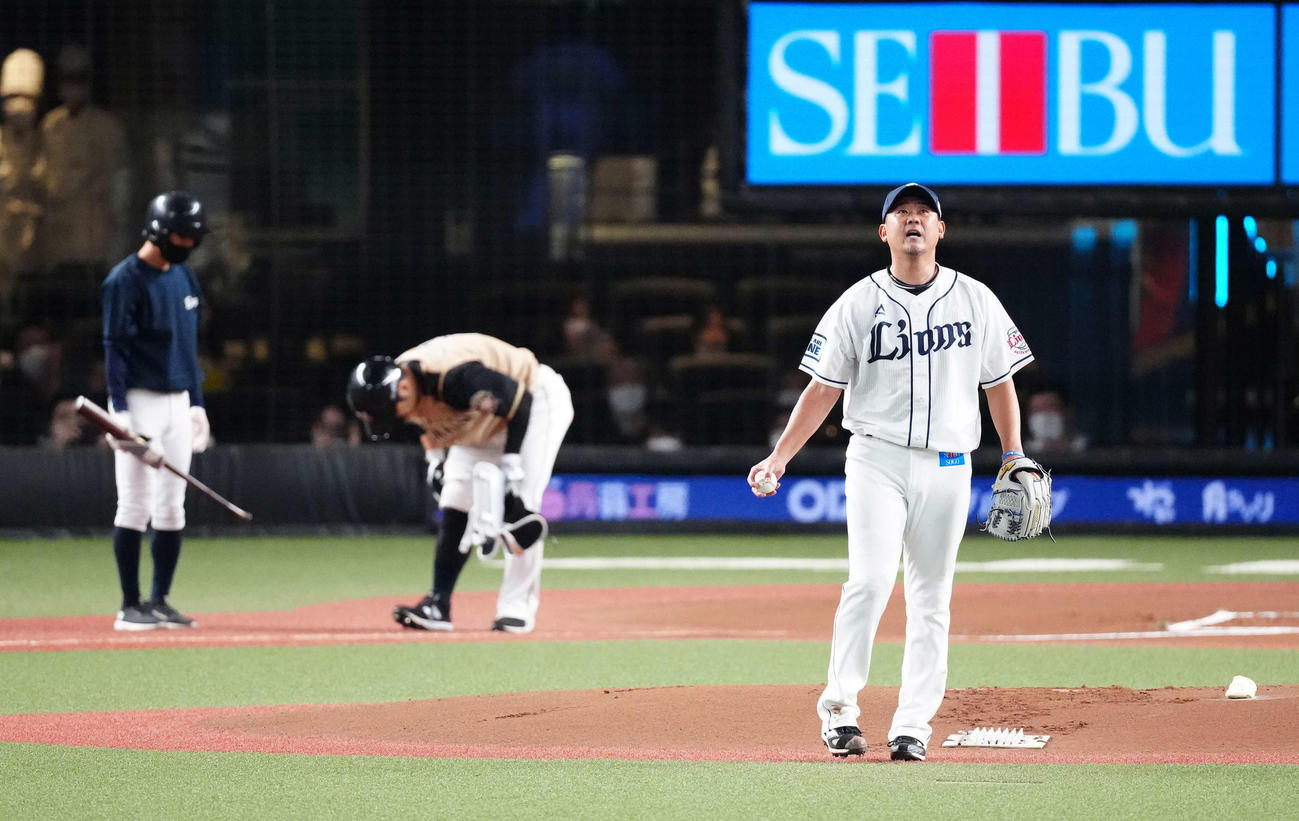 西武対日本ハム　1回表日本ハム無死、近藤（中央）に四球を与えた松坂（撮影・江口和貴）