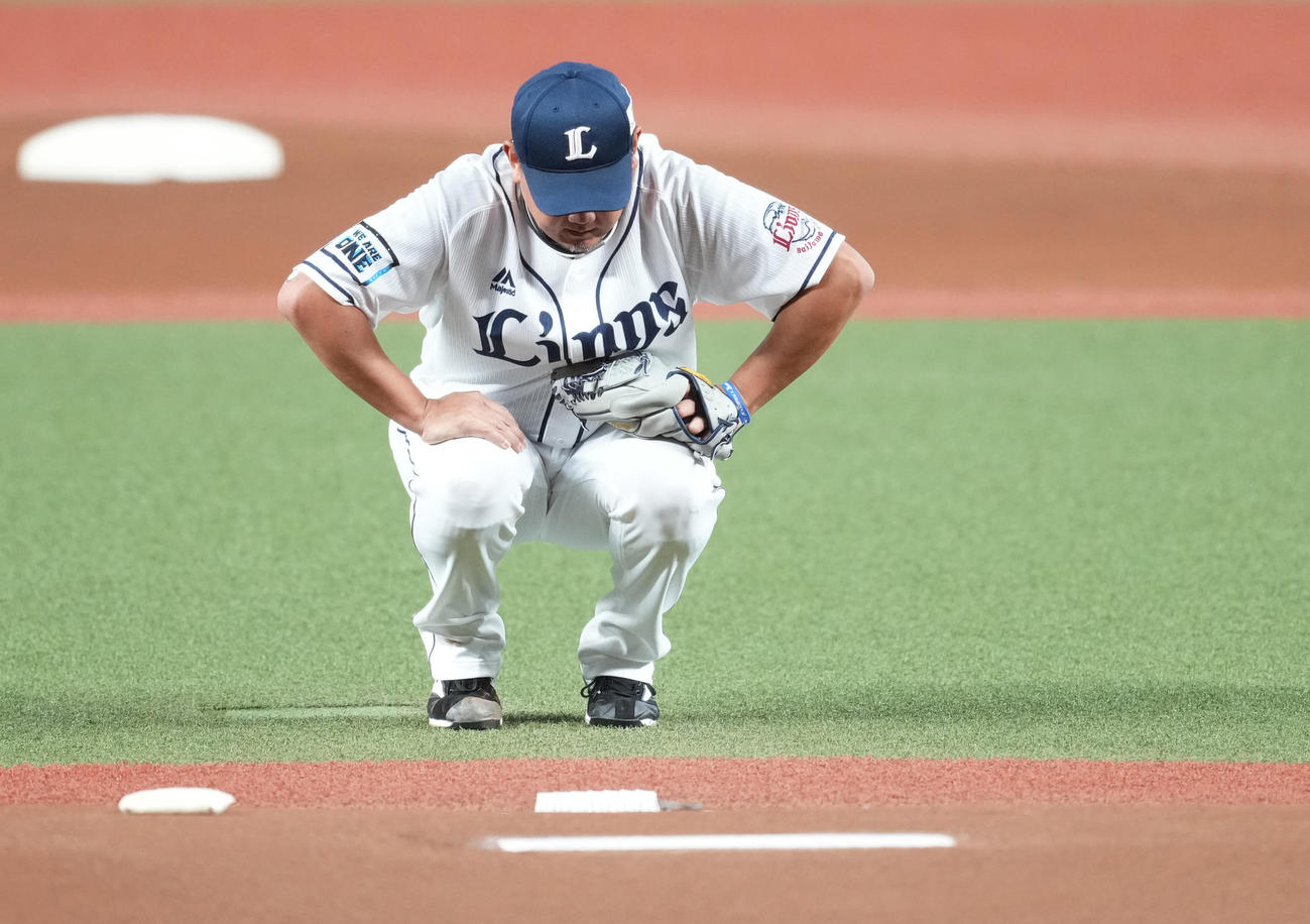 西武対日本ハム　投球を前に屈伸する松坂（撮影・菅敏）