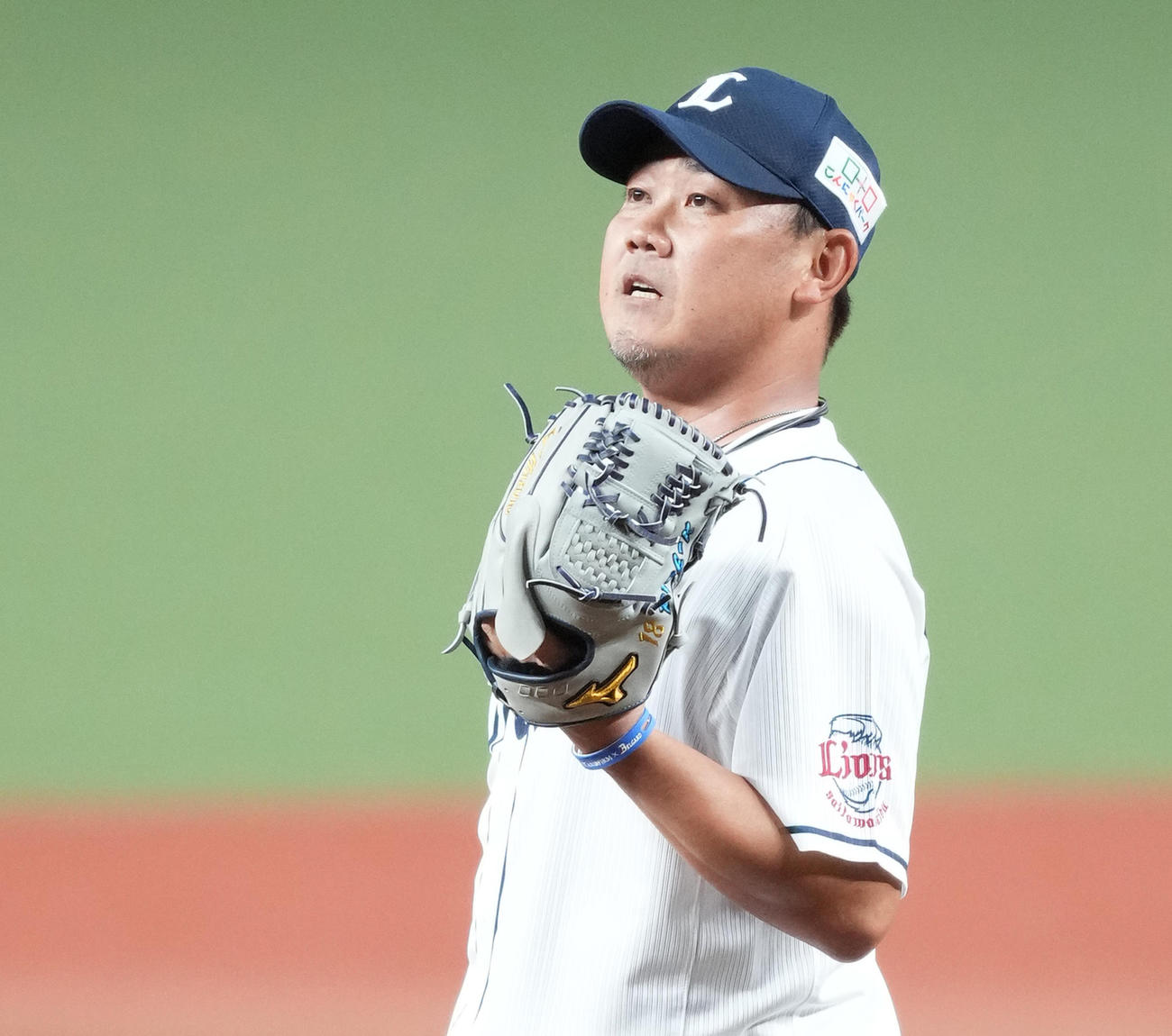 西武対日本ハム　引退試合で投球の合間にスタンドを見上げる西武松坂（撮影・菅敏）