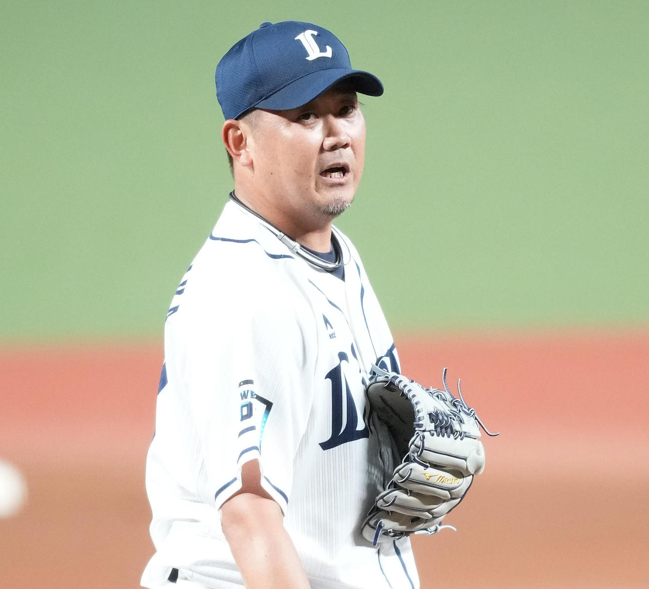 西武対日本ハム　引退試合で投球の合間に呼吸を整える西武松坂（撮影・菅敏）