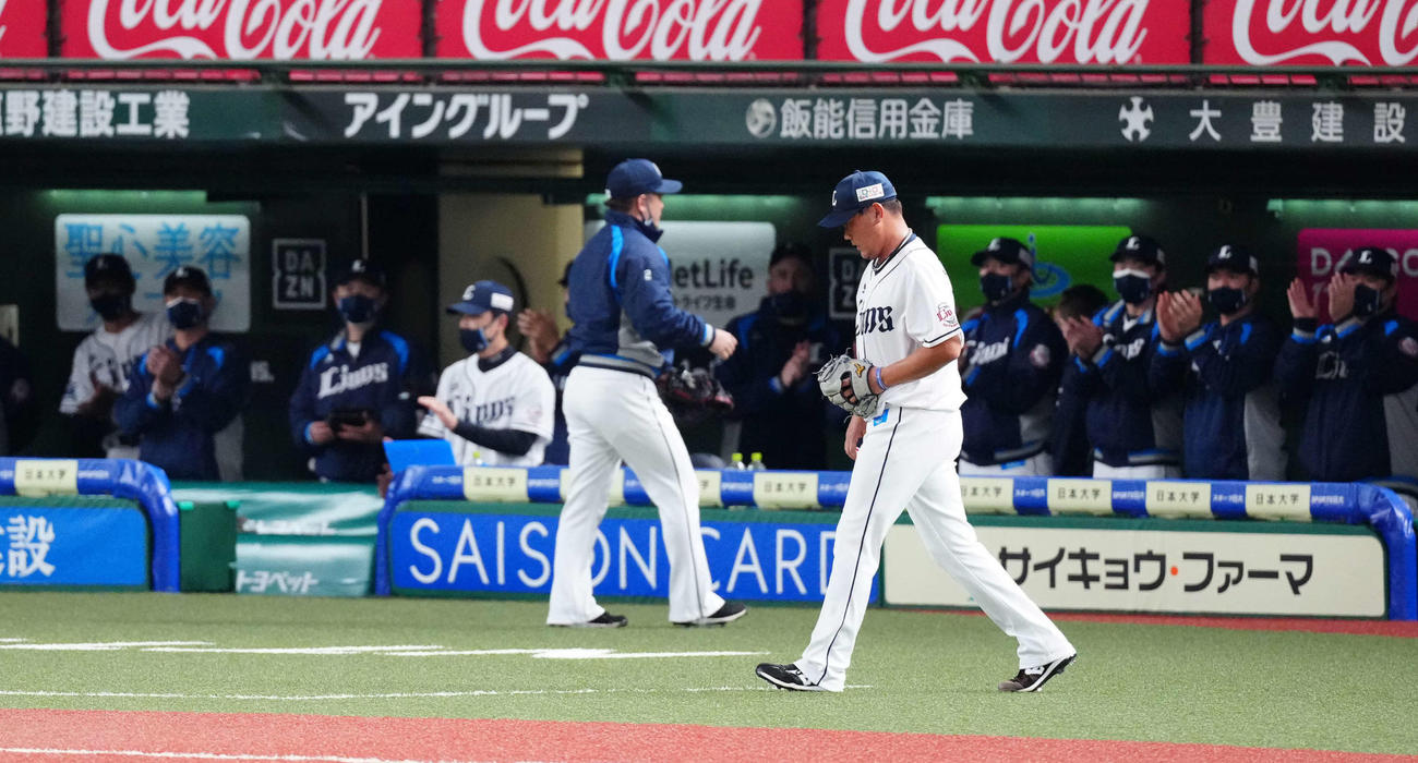 西武対日本ハム　1回表開始前、マウンドに向かう西武先発の松坂（撮影・江口和貴）