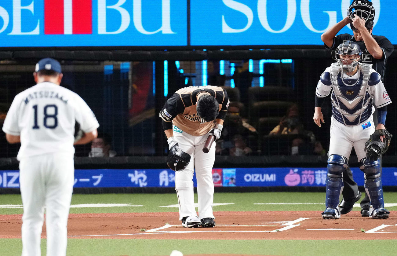 西武対日本ハム　1回表開始前、マウンドの西武先発の松坂（左）にあいさつする近藤（撮影・江口和貴）