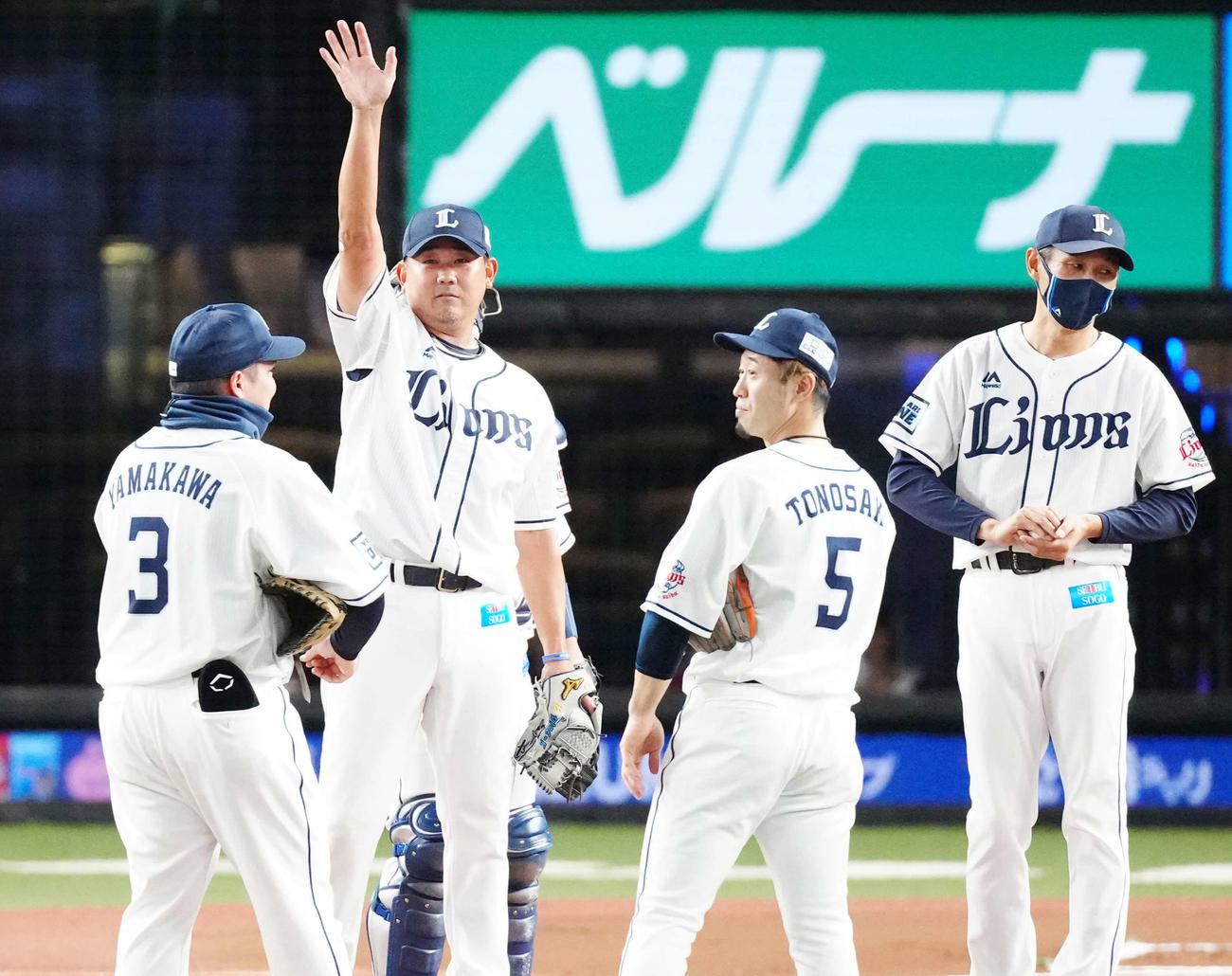 西武対日本ハム　1回表、現役最後の投球を終え交代となり、西武外野陣に手を上げ、あいさつする松坂（左から2人目）（撮影・江口和貴）