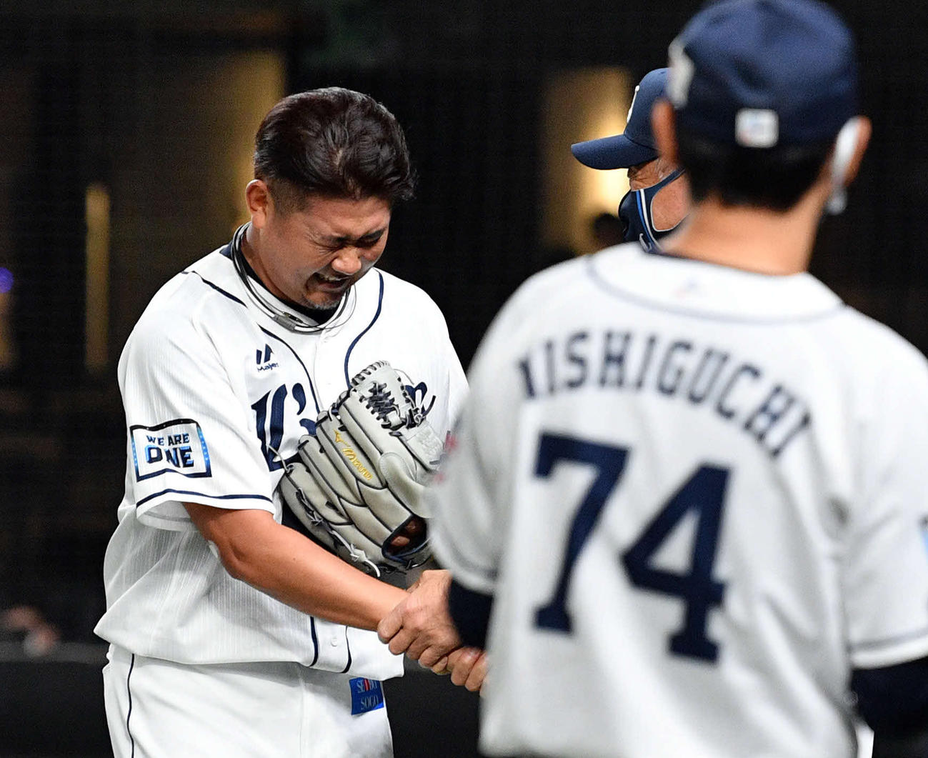 西武対日本ハム　1回、交代を告げられた西武松坂（左）はベンチ前で辻監督と握手を交わす（撮影・滝沢徹郎）
