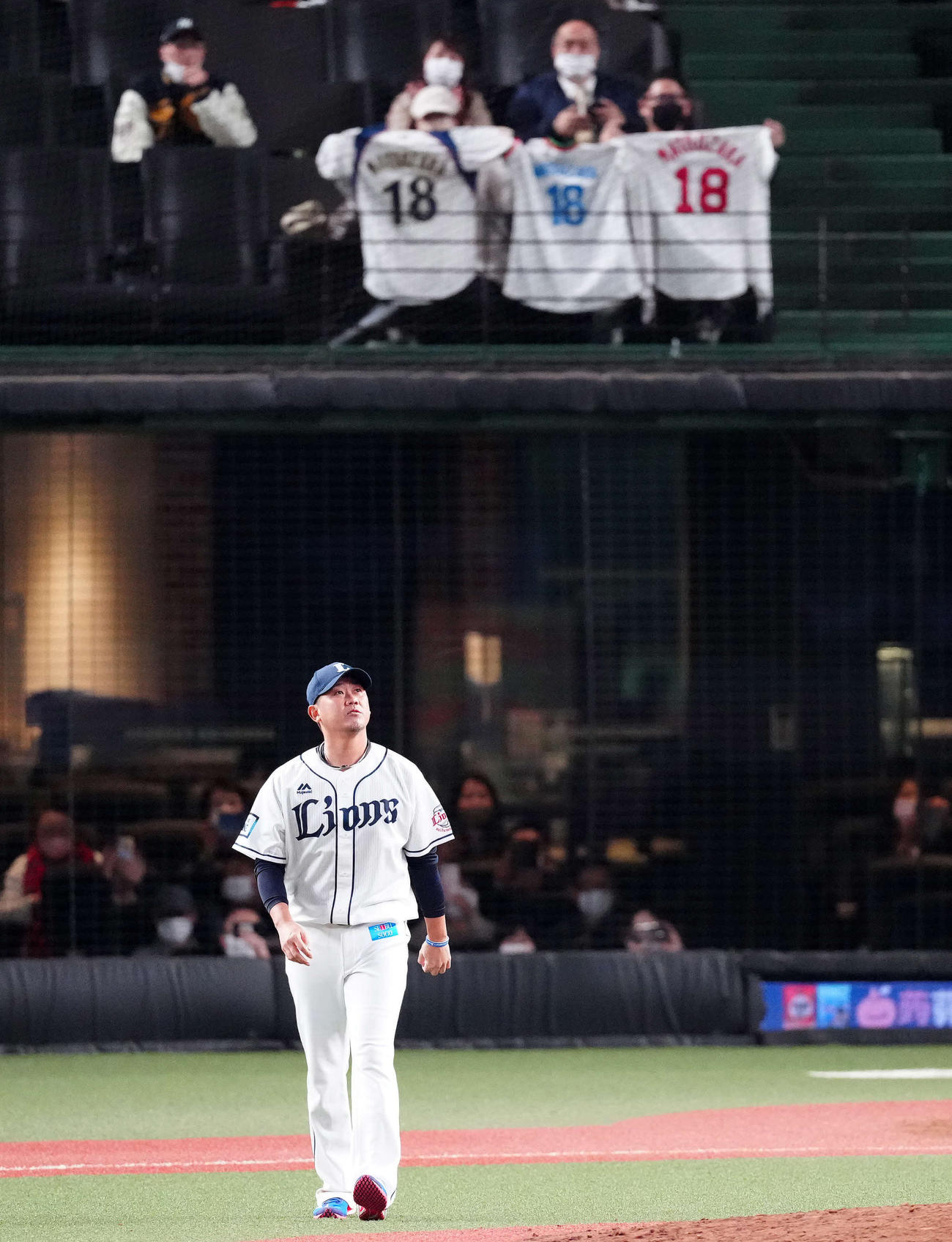 西武対日本ハム　試合後に場内1周し、涙をこえらながらマウンドに向かう西武松坂（撮影・江口和貴）