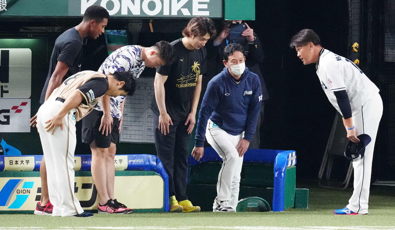 西武対日本ハム　試合後、日本ハムの近藤（左から2人目）らからあいさつを受ける西武松坂（右端）。左から万波、1人おいて高浜、浅間、栗山監督（撮影・江口和貴）