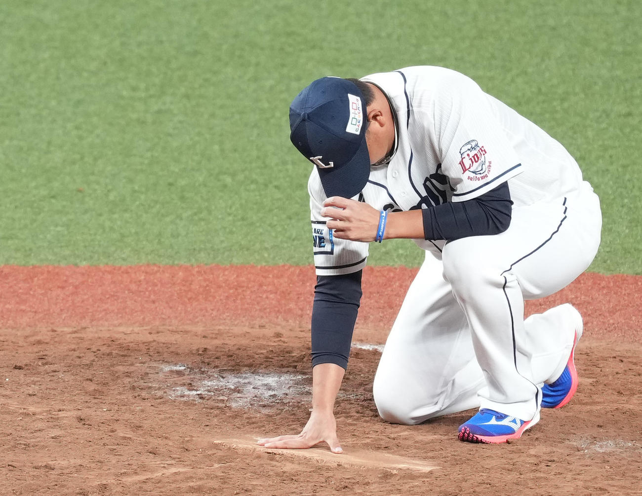 西武対日本ハム　引退する西武松坂は、マウンドのプレートをかみしめるように触る（撮影・菅敏）