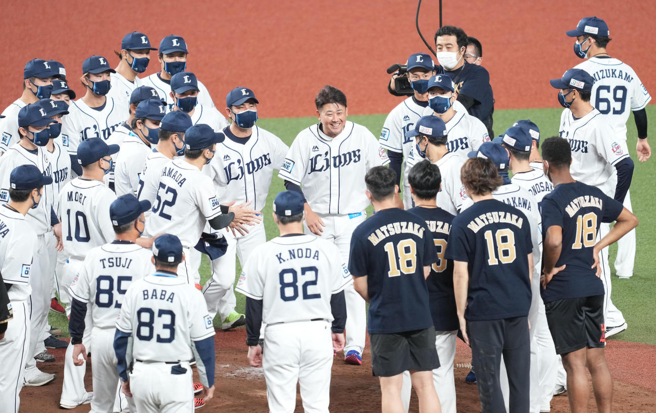 西武対日本ハム　胴上げのサプライズに告げられ、苦笑いを浮かべる西武松坂（撮影・菅敏）