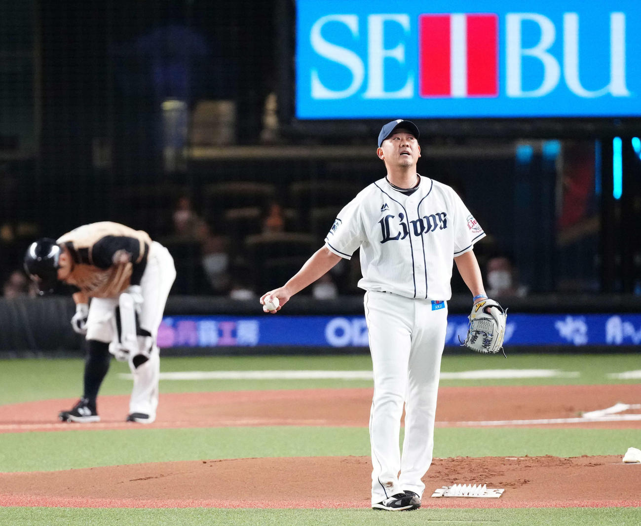西武対日本ハム　1回表日本ハム無死、近藤（左）に四球を与えた松坂（撮影・江口和貴）