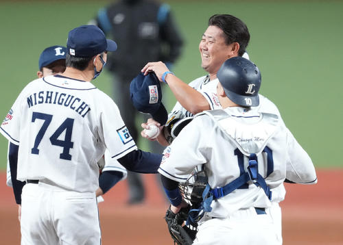西武対日本ハム　引退試合を終え、マウンドで笑顔を見せる西武松坂（撮影・菅敏）