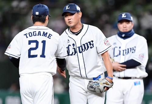 西武対日本ハム　1回、交代を告げられた西武松坂（中央）は2番手の十亀（左）と握手を交わしマウンドを下りる（撮影・滝沢徹郎）
