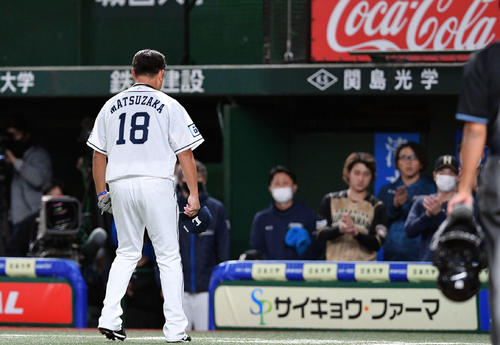 西武対日本ハム　1回、交代を告げられた西武松坂は日本ハムベンチにあいさつする（撮影・滝沢徹郎）