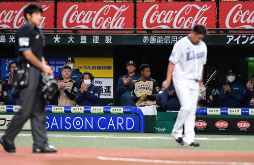 西武対日本ハム　1回、交代した西武松坂（手前）を拍手で送る日本ハムナイン（撮影・滝沢徹郎）