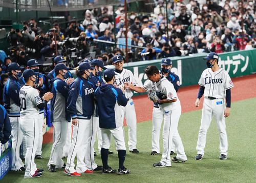 西武対日本ハム　引退試合を終え、ナインに迎えられる西武松坂（撮影・菅敏）