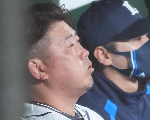 西武対日本ハム　引退試合を終え、ベンチで大きく深呼吸する西武松坂（撮影・菅敏）