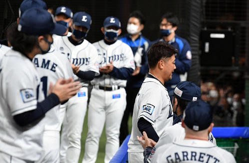 西武対日本ハム　ナインから拍手で送られベンチ裏へ引き揚げる西武松坂（右から3人目）（撮影・滝沢徹郎）