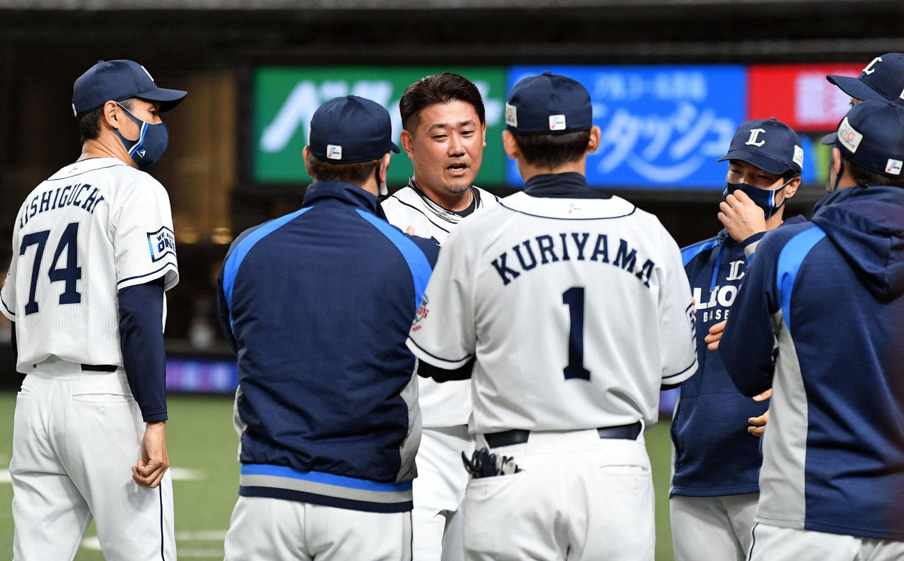 西武対日本ハム　1回、交代した西武松坂（左から3人目）はナインから迎えられる（撮影・滝沢徹郎）
