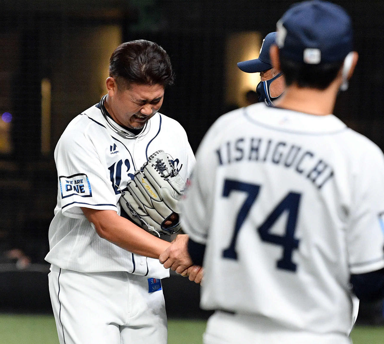 西武対日本ハム　1回、交代を告げられた西武松坂（左）はベンチ前で辻監督と握手を交わす（撮影・滝沢徹郎）