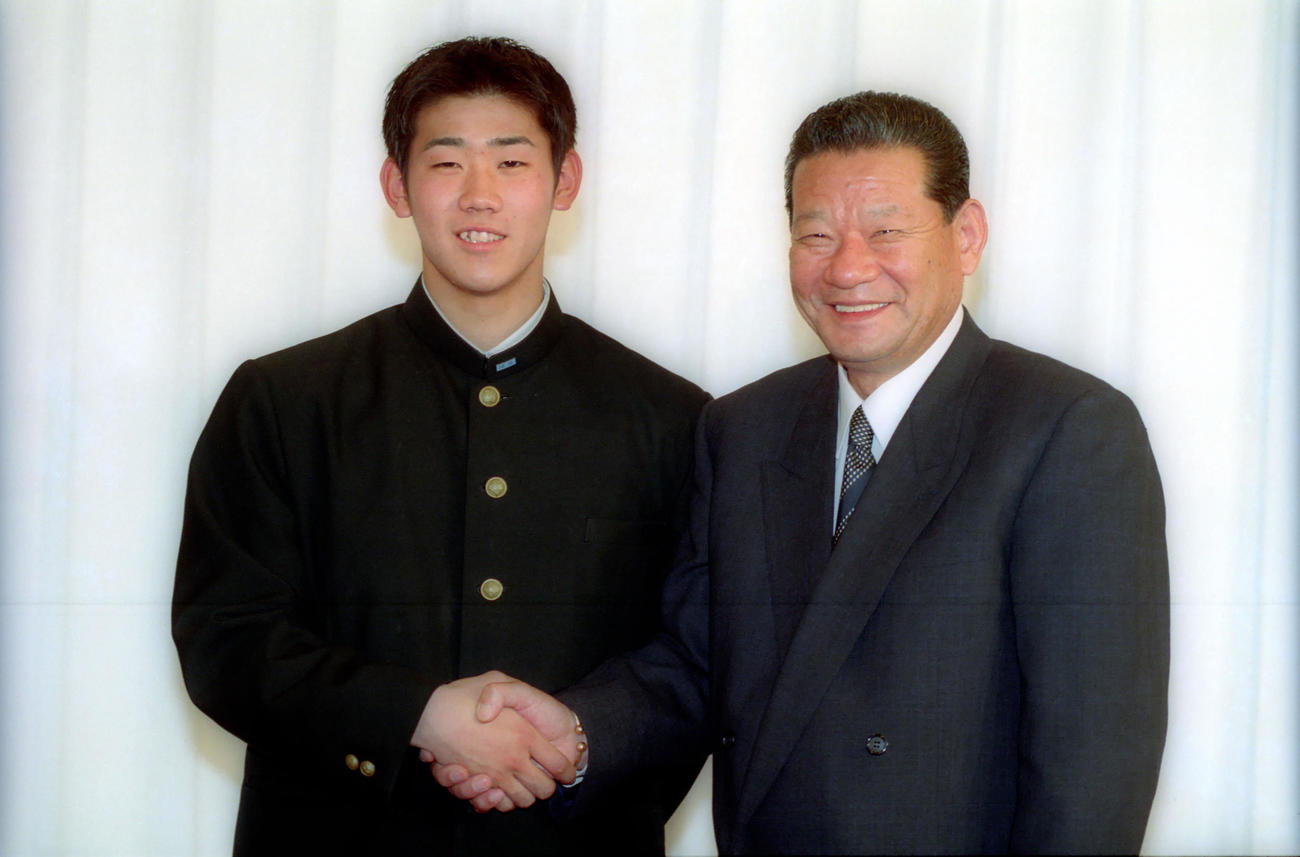 西武入団会見　合意し浦田直治球団本部長（右）と握手する横浜・松坂大輔（1998年12月19日撮影）