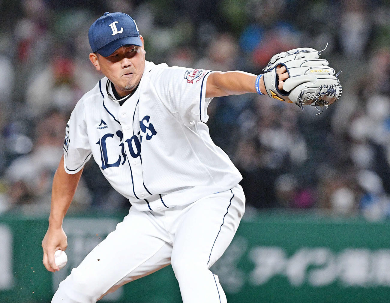 西武対日本ハム　引き締まった表情で引退試合の初球を投じる西武松坂（撮影・滝沢徹郎）