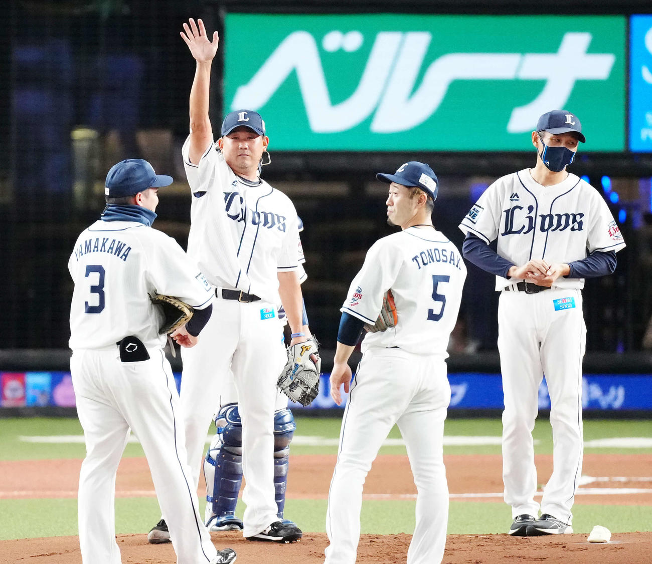 西武対日本ハム　1回表、現役最後の投球を終え交代となり、西武外野陣に手を上げ、あいさつする松坂（左から2人目）（撮影・江口和貴）