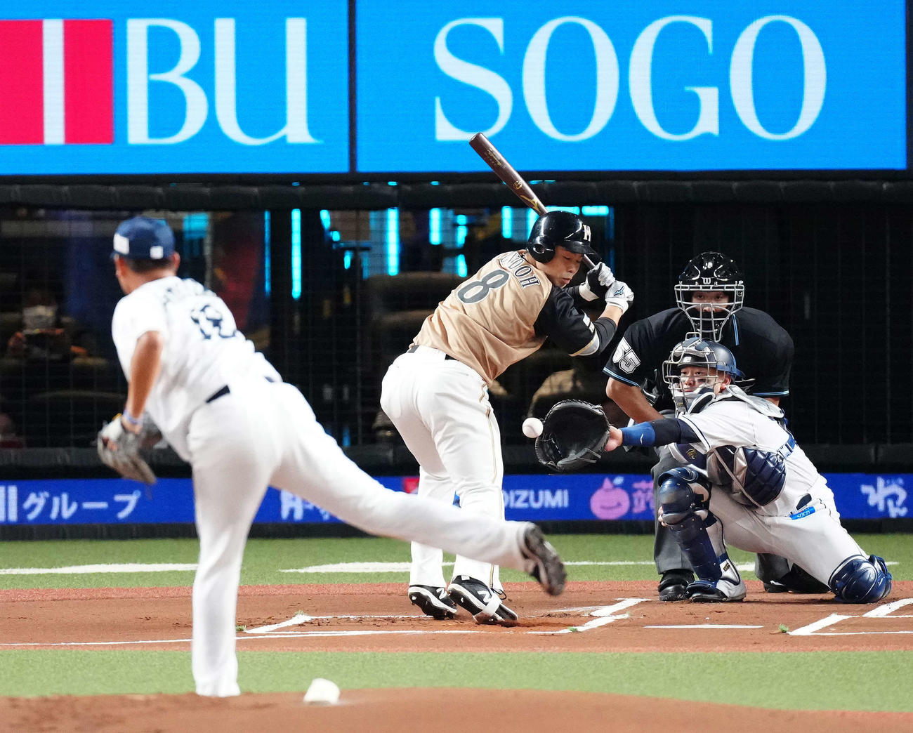西武対日本ハム　1回表日本ハム無死、松坂（手前）の5球目、四球を選ぶ近藤（撮影・江口和貴）