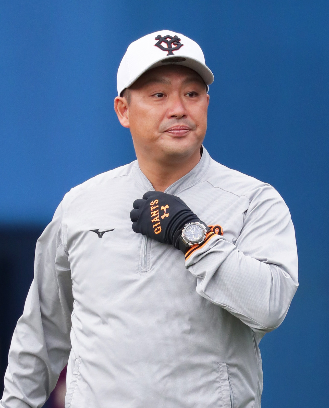 試合前、練習を見つめる巨人村田コーチ（撮影・足立雅史）