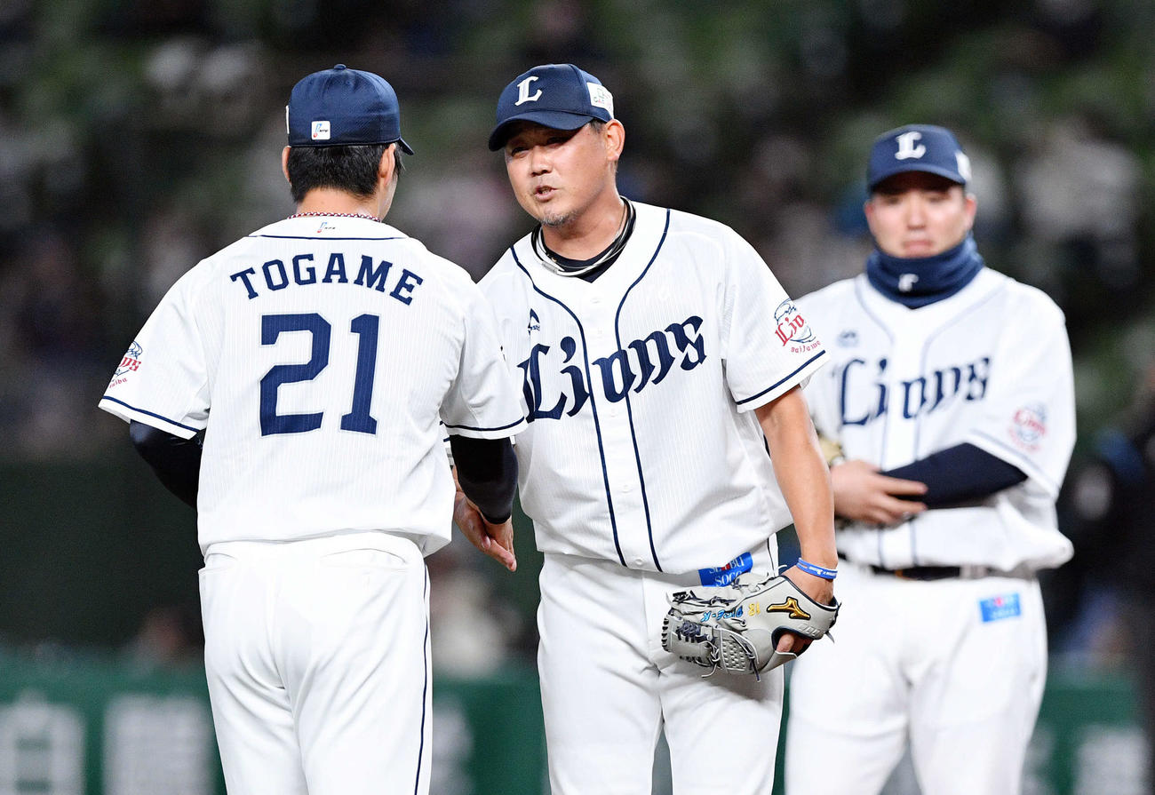 西武対日本ハム　1回、交代を告げられた西武松坂（中央）は2番手の十亀（左）と握手を交わしマウンドを下りる（撮影・滝沢徹郎）