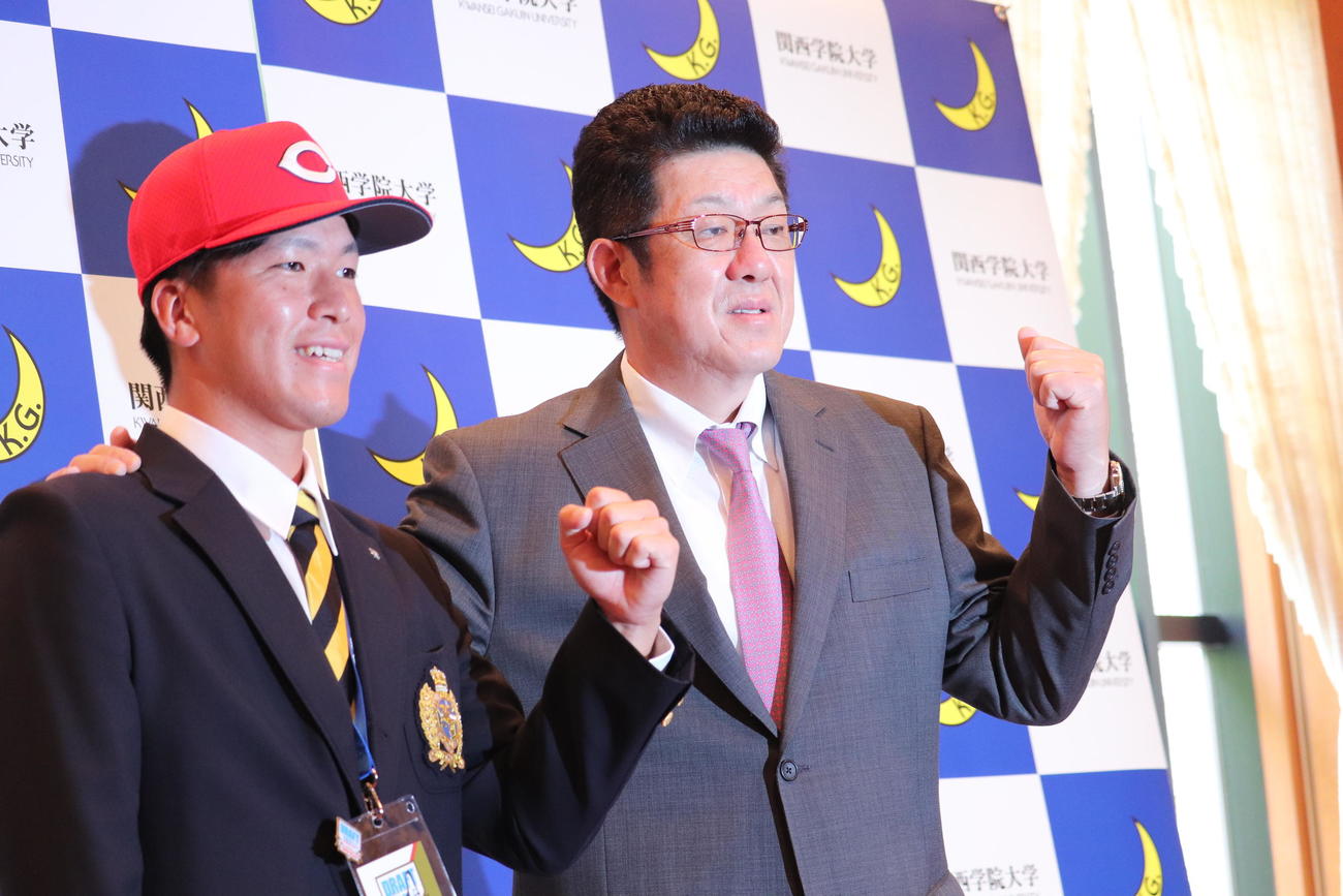 広島佐々岡真司監督から指名あいさつを受け、同じポーズを取るドラフト1位関学大・黒原拓未投手（撮影・前原淳）