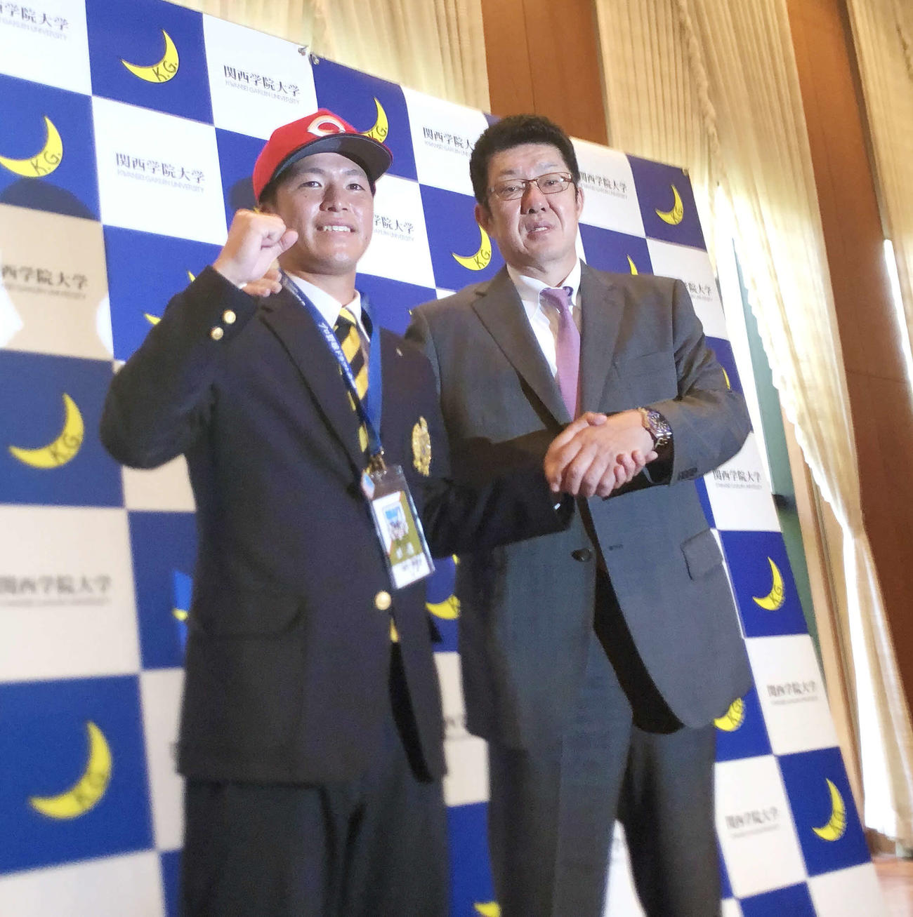 広島佐々岡監督（右）から指名あいさつを受け、握手するドラフト1位関学大・黒原（撮影・前原淳）