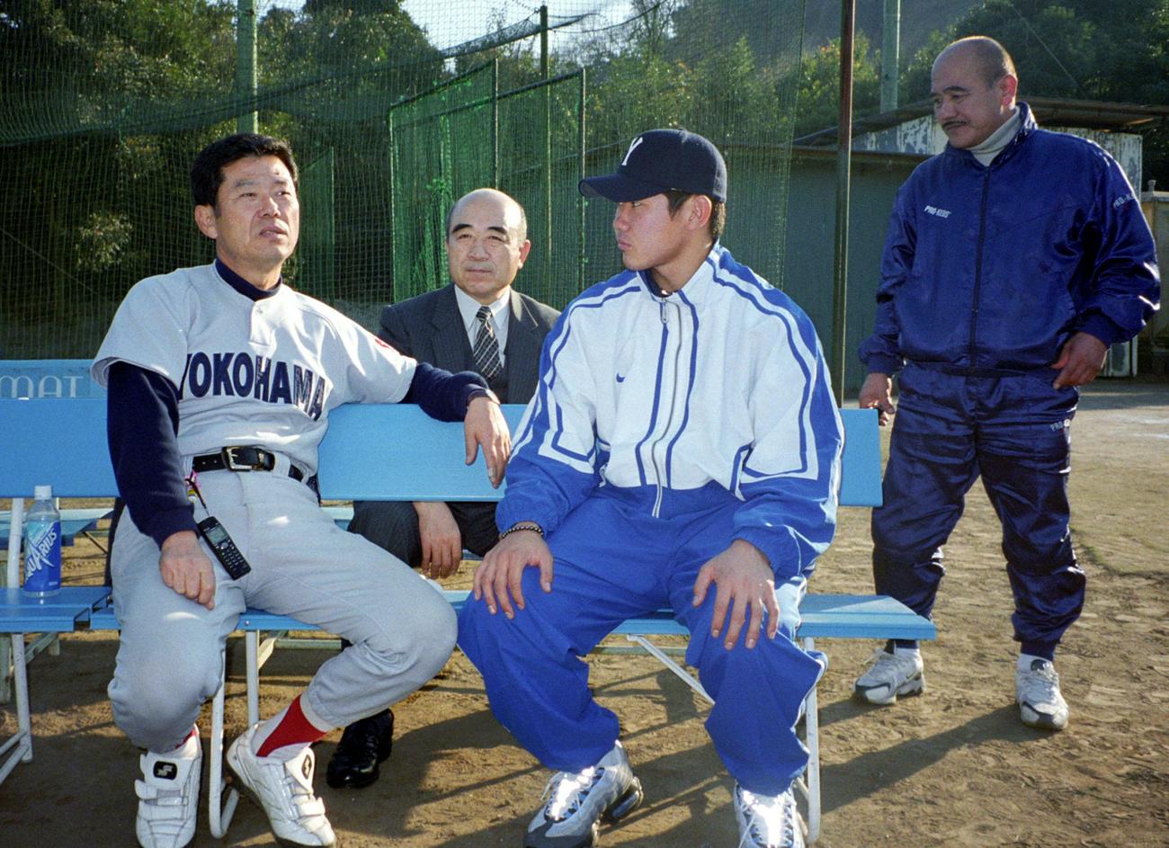 1999年　母校横浜高のグラウンドに恩師渡辺元智監督（左）を訪ね、プロ野球生活1年目の報告を行った西武の松坂大輔