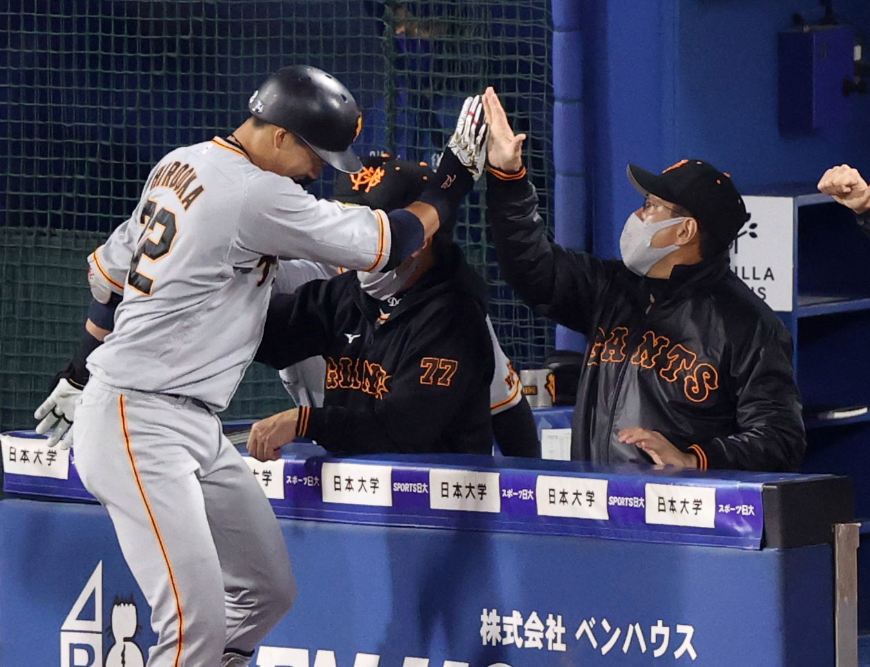 DeNA対巨人　2回表巨人2死一塁、先制2点本塁打を放った広岡（左）とタッチを交わす原監督（撮影・狩俣裕三）