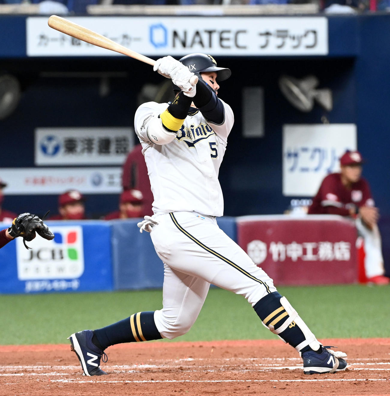 オリックス対楽天　2回裏オリックス2死、T－岡田は右中間に先制本塁打を放つ（撮影・前岡正明）