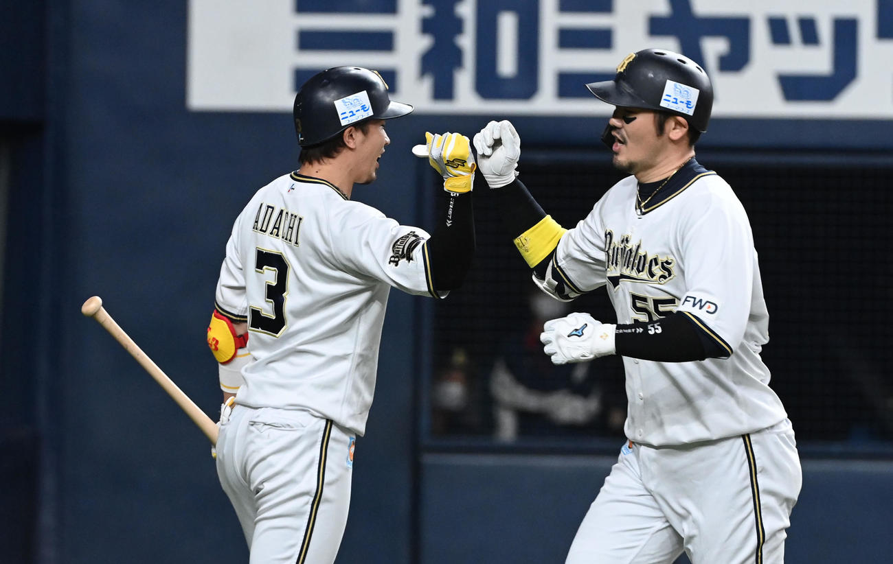 オリックス対楽天　2回裏オリックス2死、T－岡田（右）は先制本塁打を放ち安達とタッチ（撮影・前岡正明）