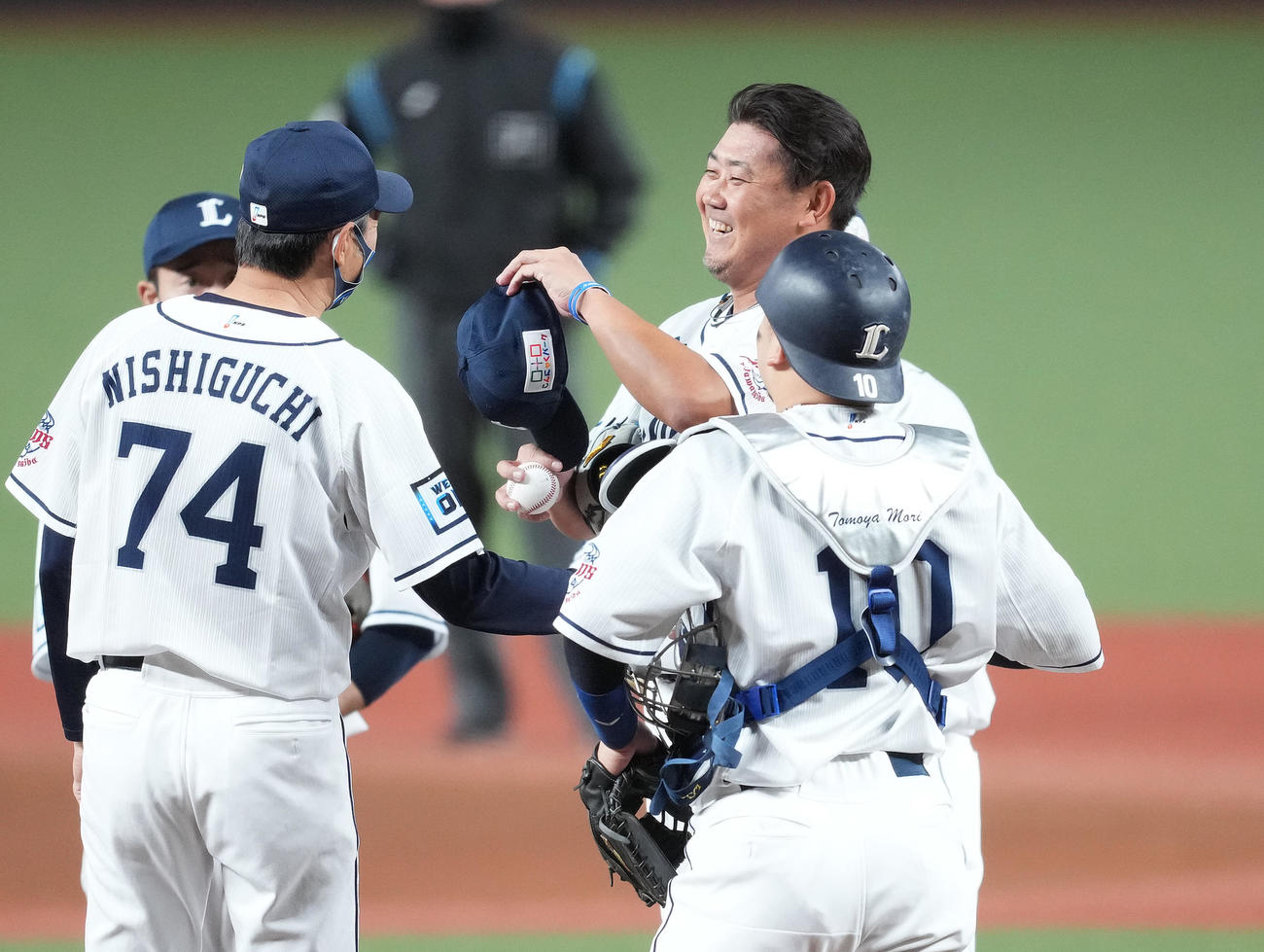 西武対日本ハム　引退試合を終え、マウンドで笑顔を見せる西武松坂（撮影・菅敏）
