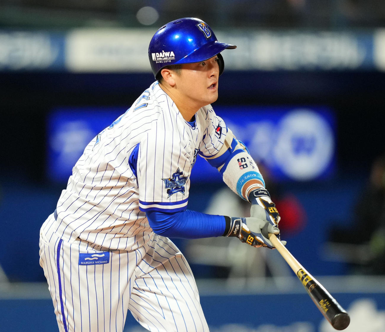 DeNA対巨人　4回裏DeNA無死、右越え二塁打を放つ牧（撮影・横山健太）