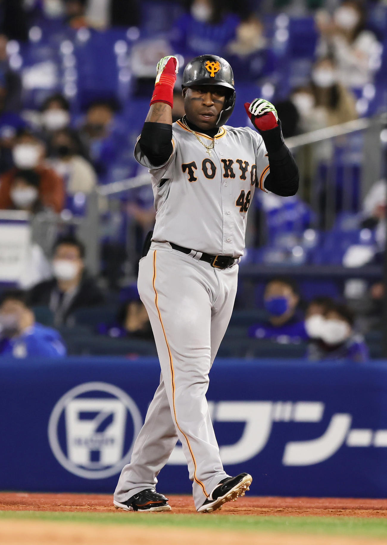DeNA対巨人　3回表巨人2死一、二塁、ウィーラーは右前適時打を放ちガッツポーズ（撮影・足立雅史）