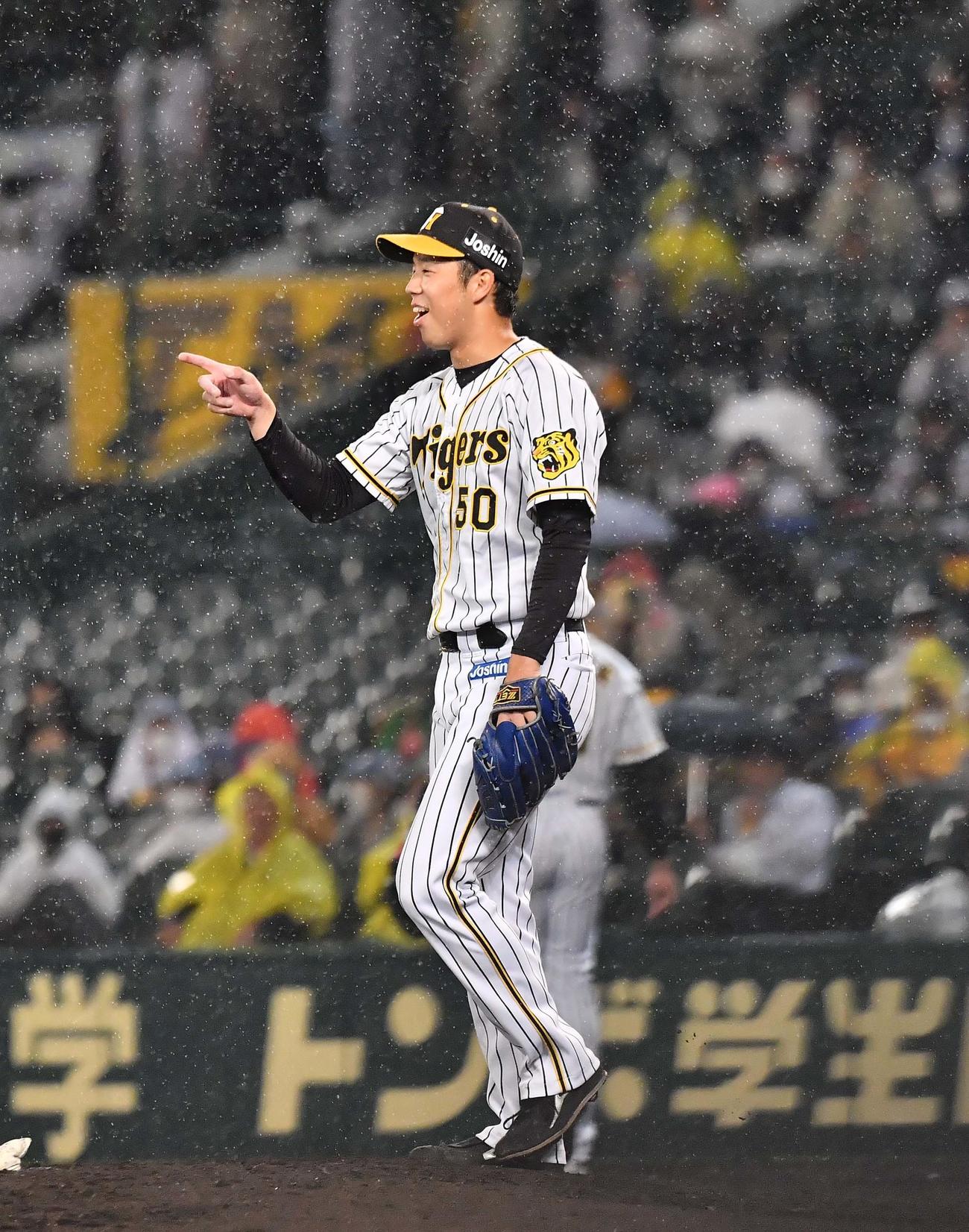阪神対ヤクルト　雨の中で笑顔を見せる青柳（撮影・上田博志）
