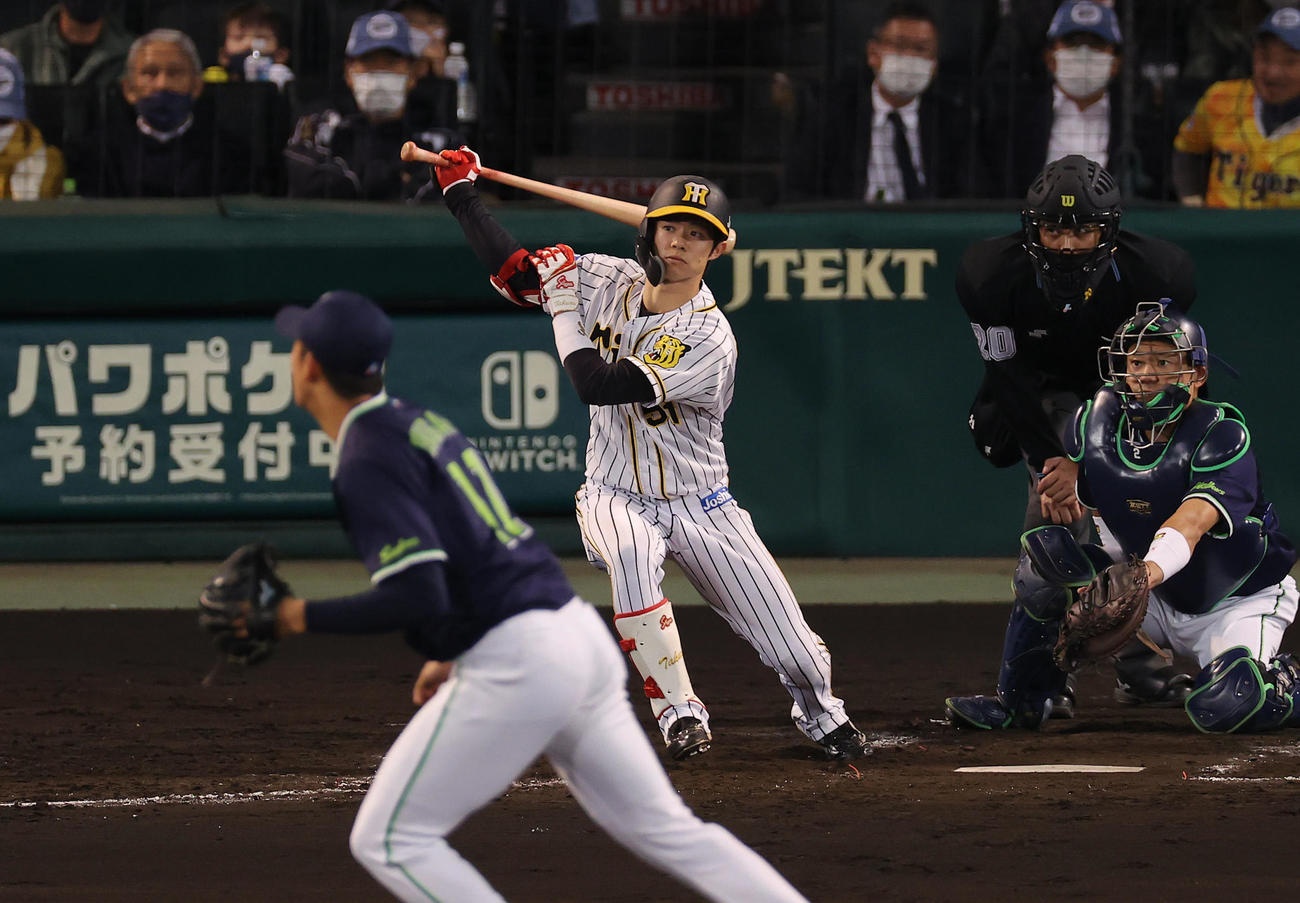 阪神対ヤクルト　3回裏阪神無死、右前打を放つ中野。投手奥川（撮影・前田充）