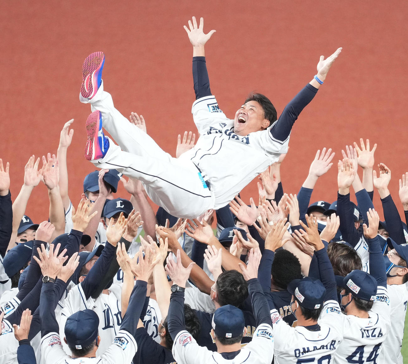 西武対日本ハム　引退する西武松坂は笑顔でナインに胴上げされる（撮影・菅敏）