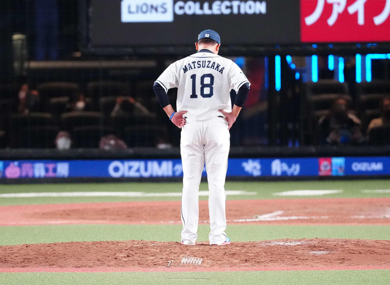 西武対日本ハム　試合後に場内1周し、最後にマウンドを見つめる西武松坂（撮影・江口和貴）