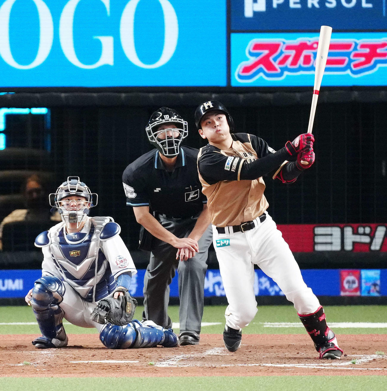 西武対日本ハム　5回表日本ハム無死一、二塁、左越え3点本塁打を放つ野村（撮影・江口和貴）