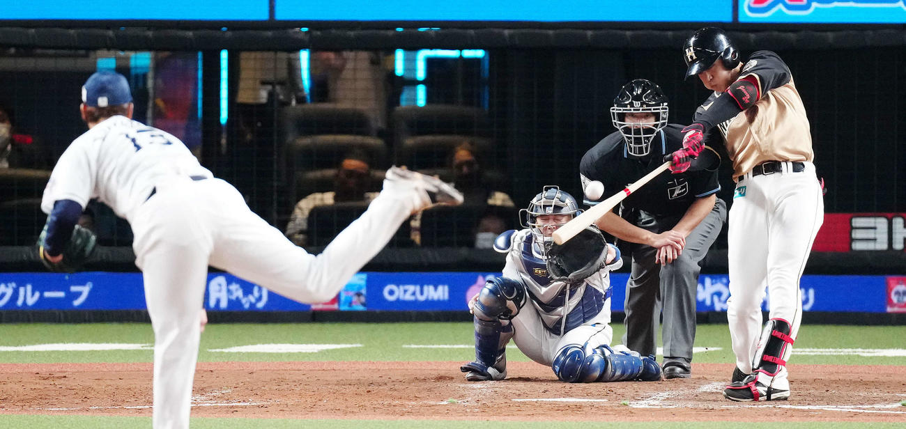 西武対日本ハム　5回表日本ハム無死一、二塁、左越え3点本塁打を放つ野村。投手高橋（撮影・江口和貴）