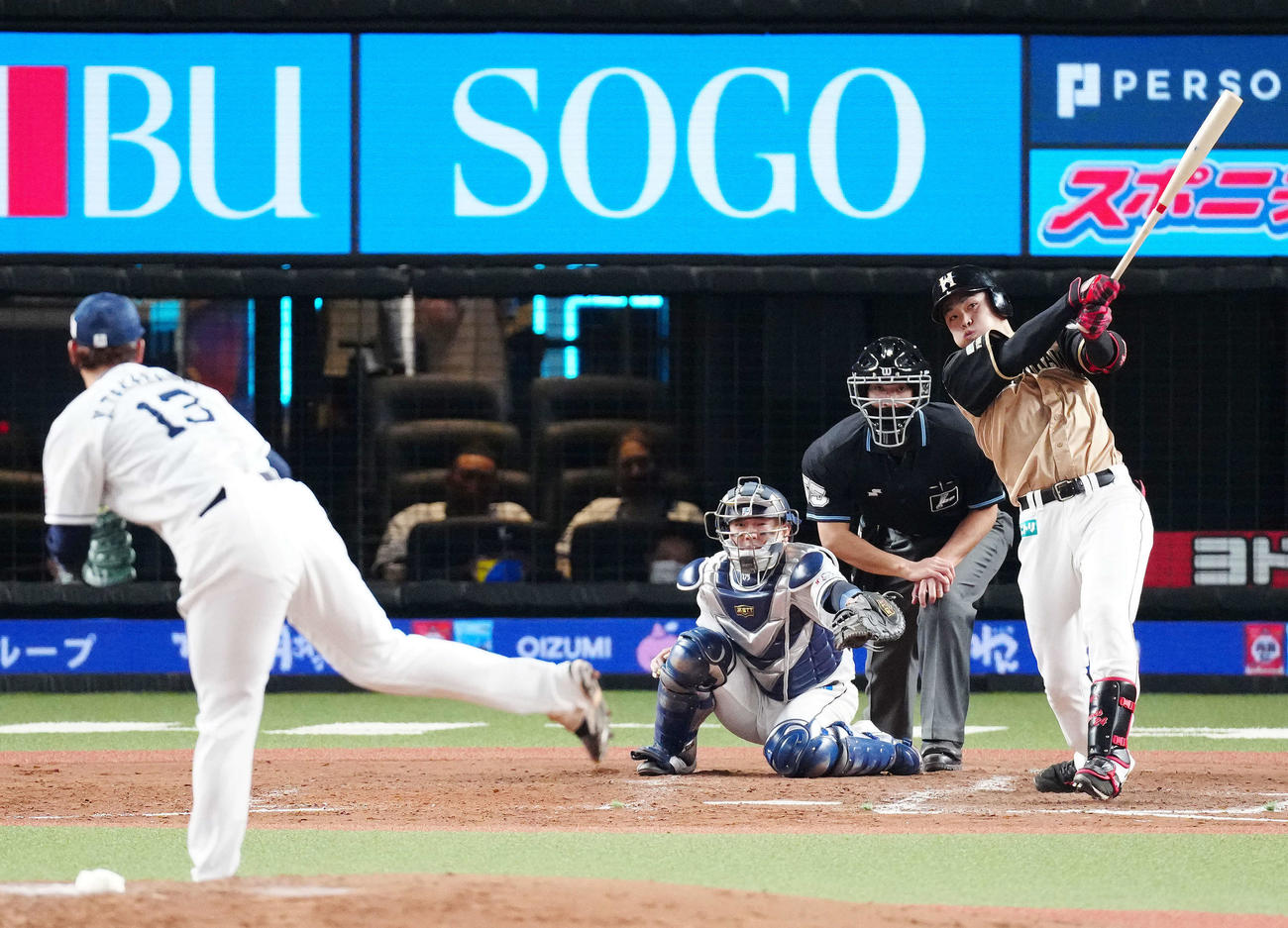 西武対日本ハム　5回表日本ハム無死一、二塁、左越え3点本塁打を放つ野村。投手高橋（撮影・江口和貴）