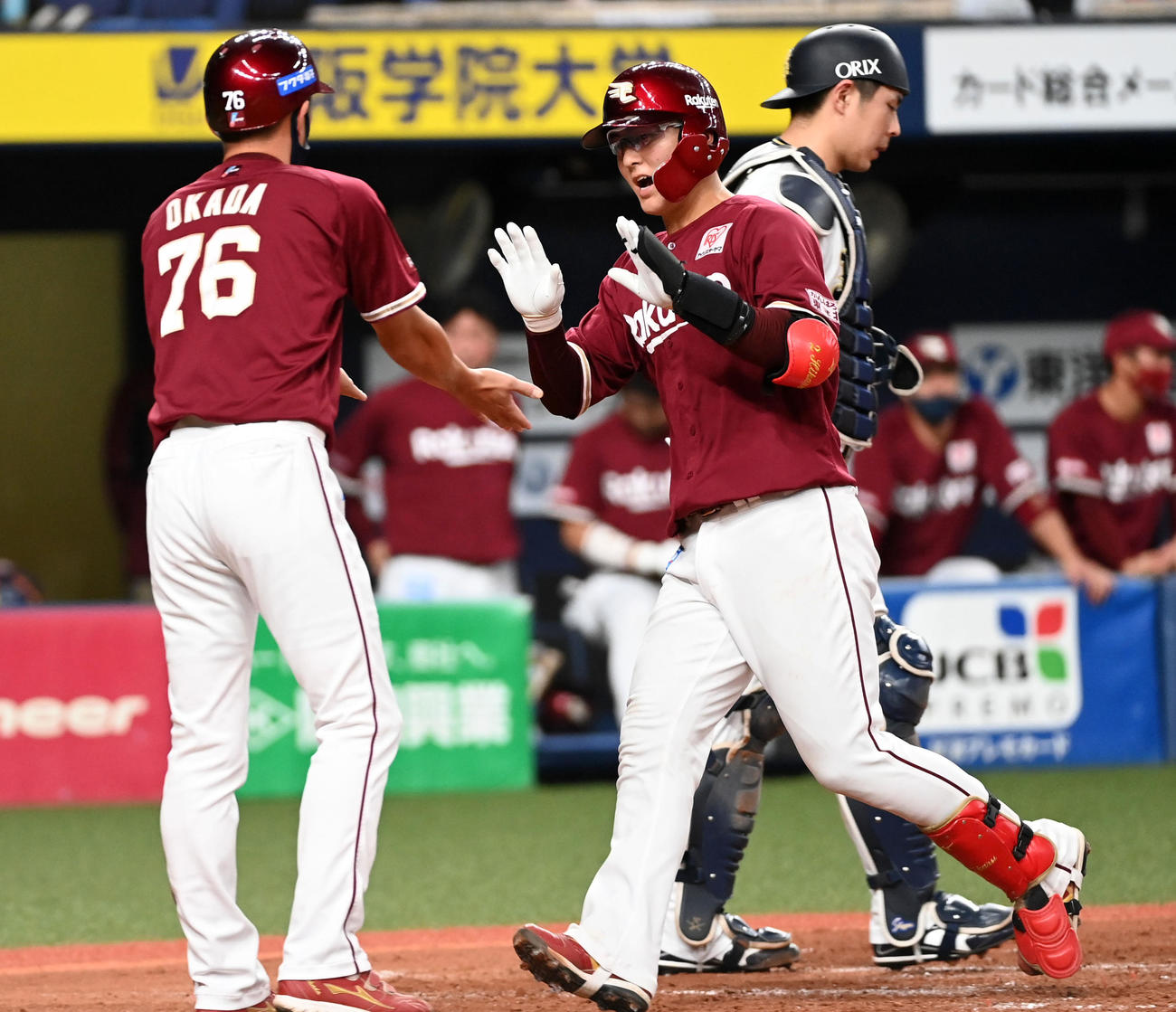 オリックス対楽天　5回表楽天無死、太田光（右）は右越え本塁打を放ち岡田コーチとタッチ（撮影・前岡正明）